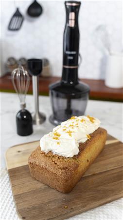 Budín de naranja y polenta con frosting de queso