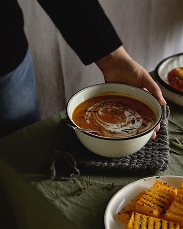 Sopa de lentejas y calabaza al curry con polenta grillada