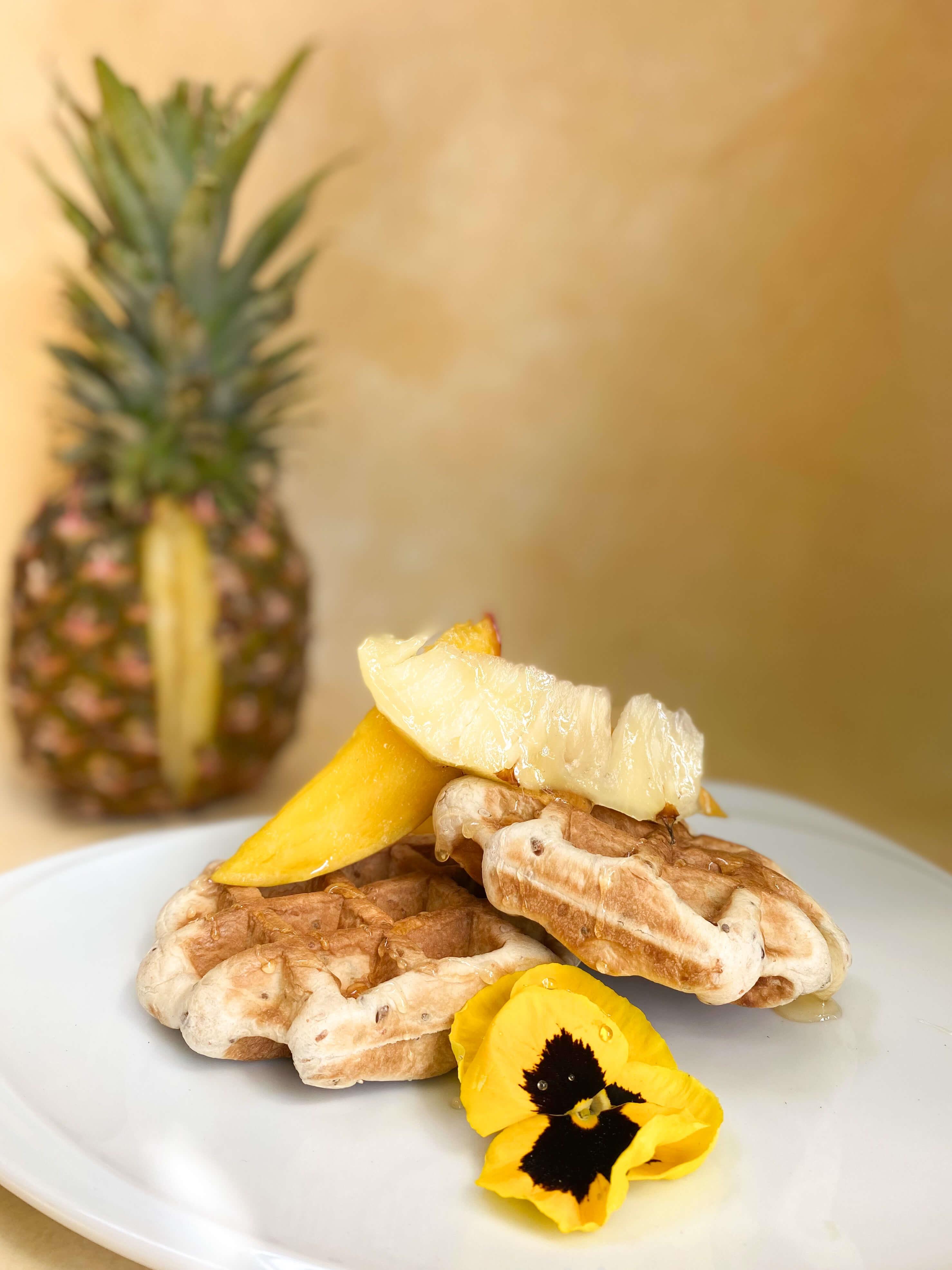 Wafles de banana con durazno, ananá y mango